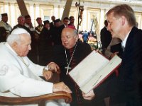 Gutenberg Bible - Pelplin copy  6 czerwca 1999 roku, po raz pierwszy w czasie swojego pontyfikatu, Papież Jan Paweł II odwiedził stolicę diecezji pelplińskiej. Wtedy na modlitwie na Biskupiej Górze w Pelplinie uczestniczyło 300 tys. wiernych.6 czerwca 1999 roku Ojciec Święty Jan Paweł II celebrował Mszę św. na Górze Biskupiej w Pelplinie. Poza tym zatrzymał się na posiłku w rezydencji biskupa pelplińskiego Jana Bernarda Szlagi oraz modlił się w bazylice katedralnej.   Było to największe wydarzenie w historii miasta.  Św. Jan Paweł II odwiedził diecezję chełmińską w czerwcu 1987 r. w Gdyni. Wizyta w Pelplinie była potwierdzeniem chełmińskiej spuścizny Pelplina oraz wyrazem uznania dla jej współczesnych dziejów w strukturach diecezji pelplińskiej. Dlatego wolą Ojca Świętego było celebrowanie Mszy św. w Pelplinie a nie tylko krótka wizyta. : Bernardinum, Facsimile Finder Original Photo, Multieditore, Orbis Pictus, Publisher Photo